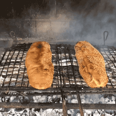 frisches Brot auf dem Grill